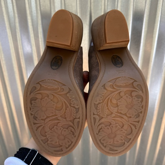 NIB SOFFT MCKENNA SANDAL IN SMOKE SUEDE - Picture 7 of 7